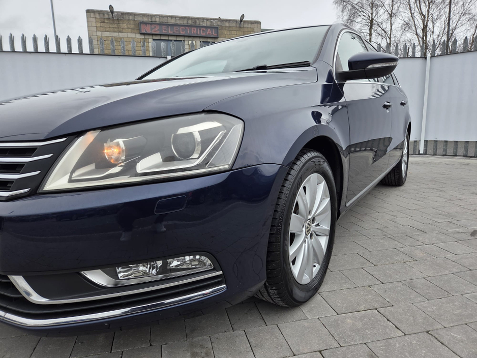 2011 Volkswagen Passat - image 5