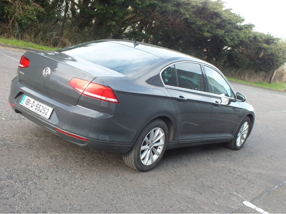 2018 Volkswagen Passat - image 4