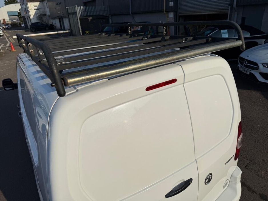 2020 Vauxhall Combo - image 34