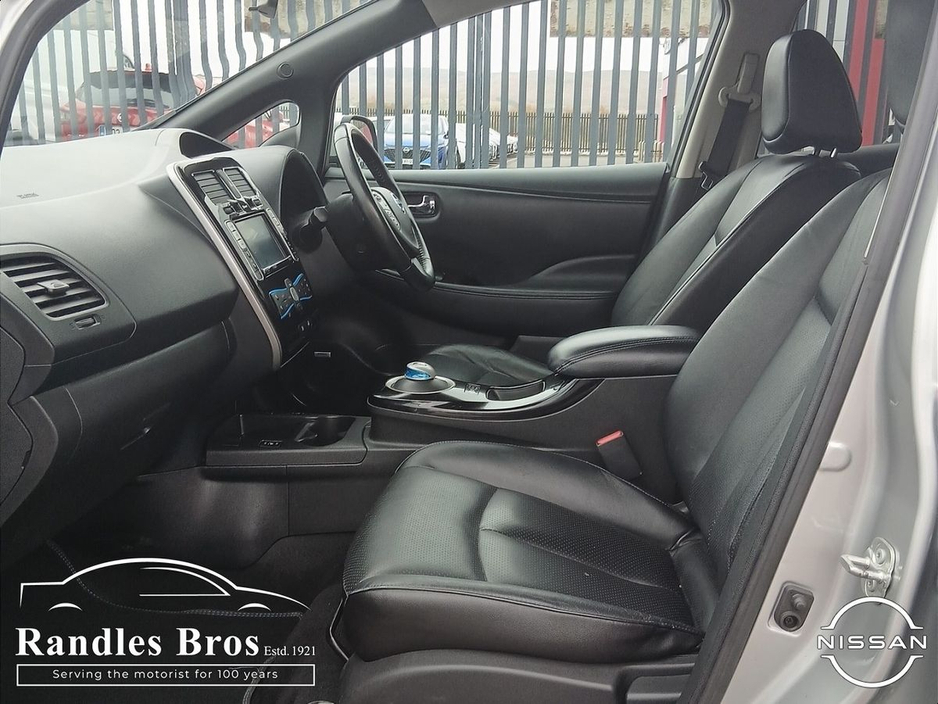 2016 Nissan Leaf - image 11