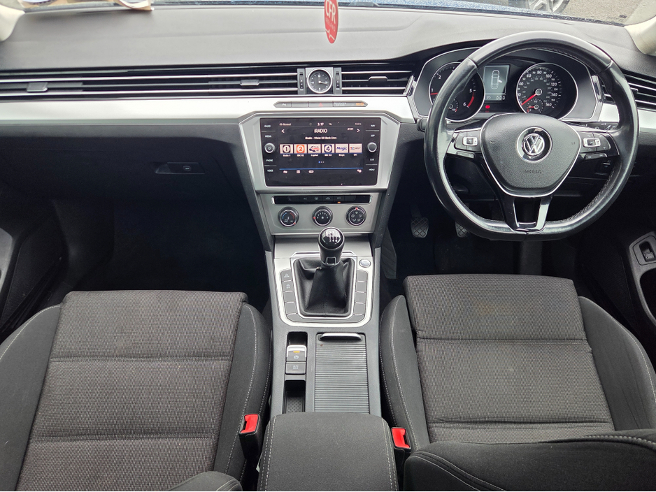 2017 Volkswagen Passat - image 4