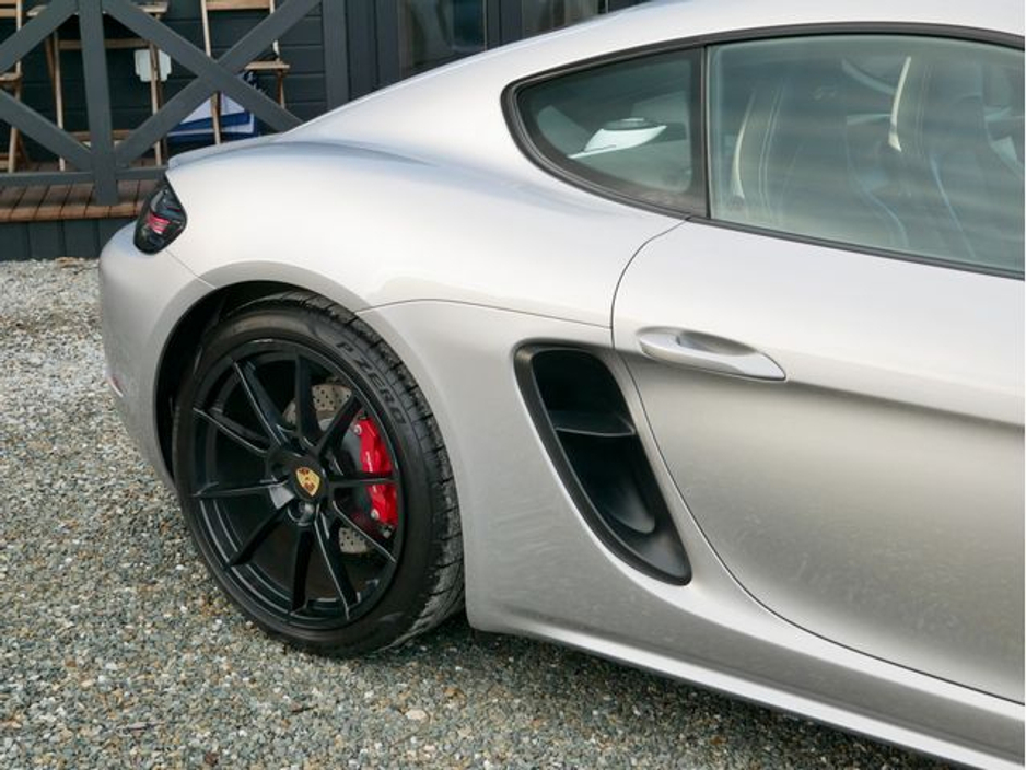 2023 Porsche Cayman - image 9