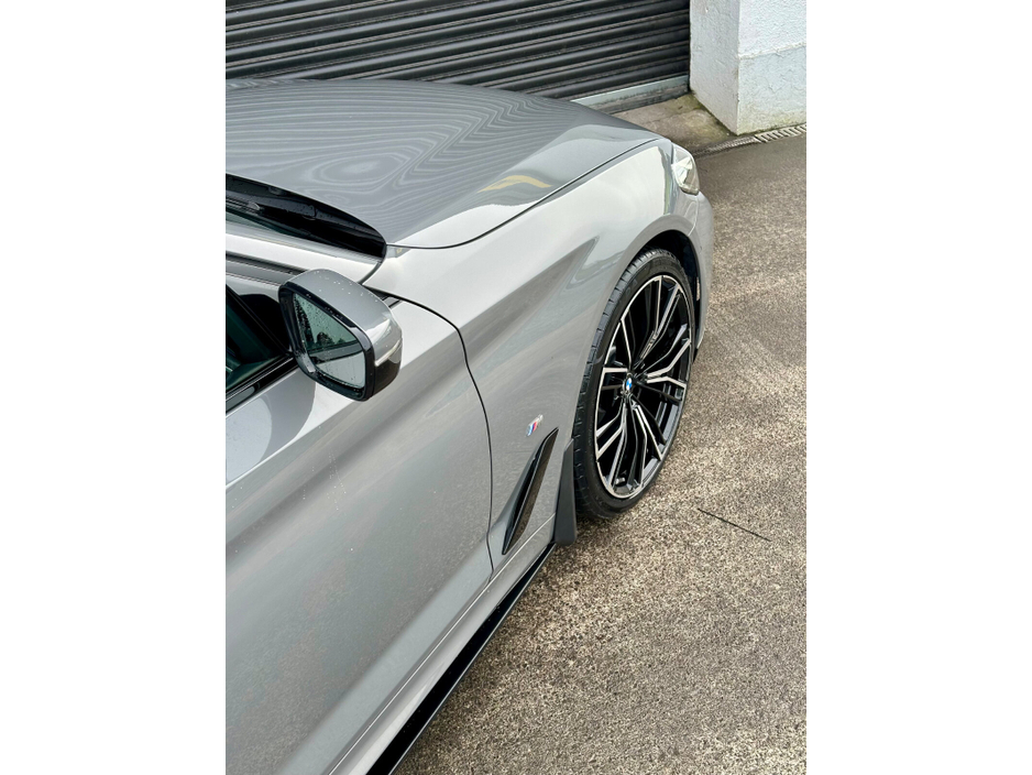 2021 BMW 5 Series - image 10