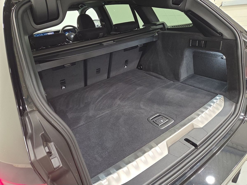 2025 BMW 3 Series - image 13