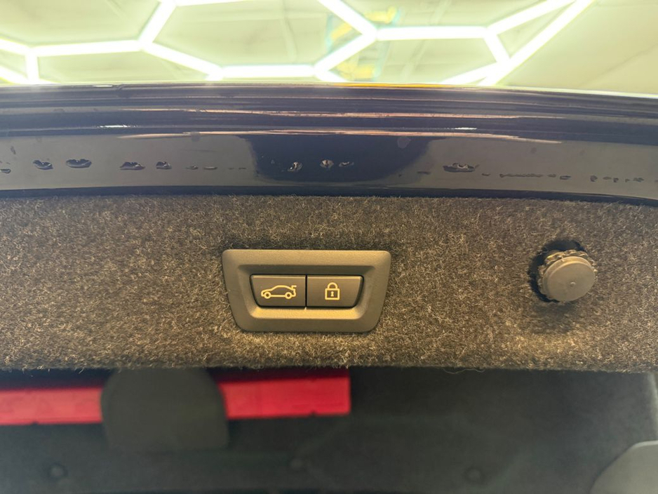 2017 BMW 5 Series - image 35