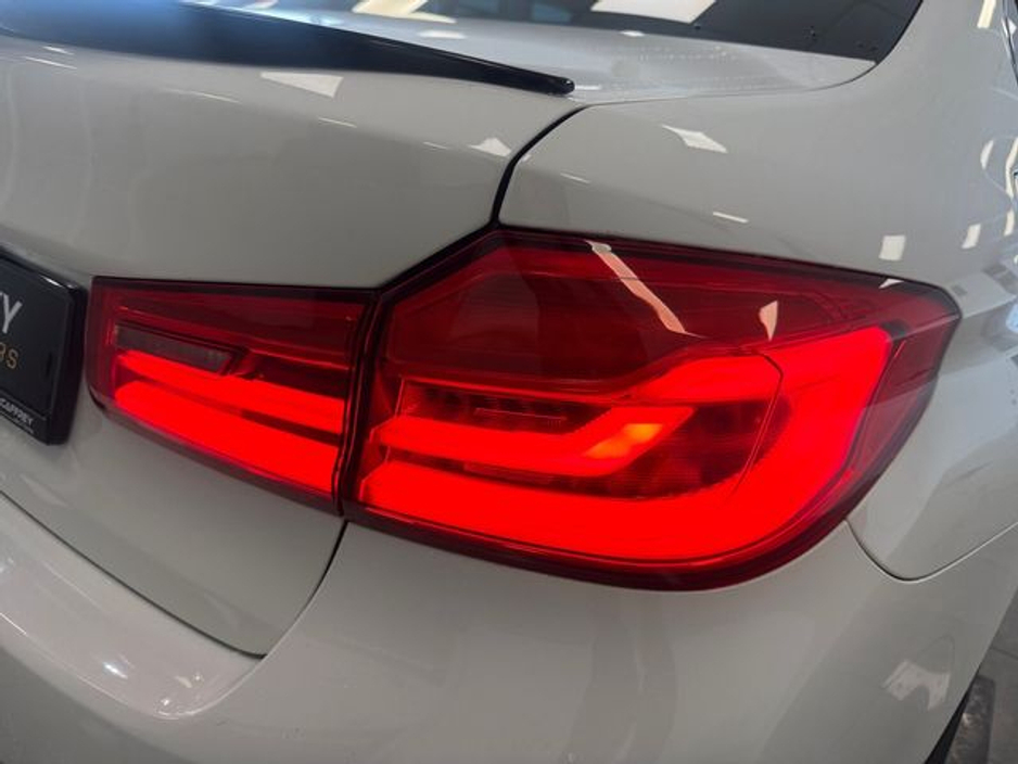 2020 BMW 5 Series - image 19