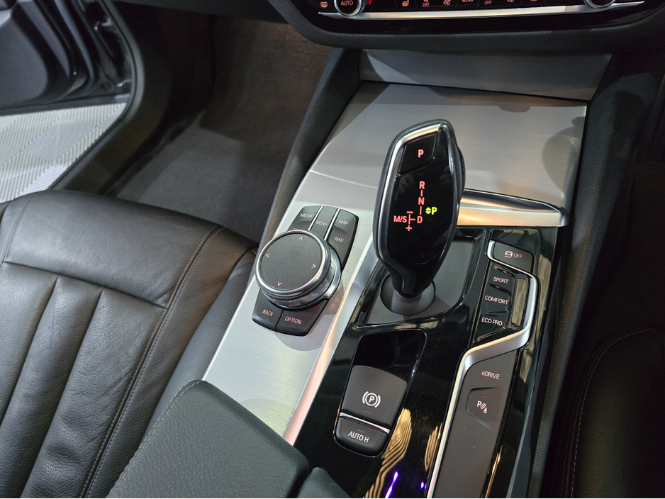 2018 BMW 5 Series - image 26