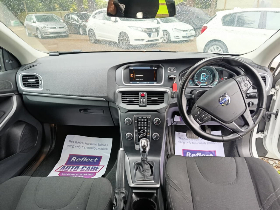 2014 Volvo V40 - image 7