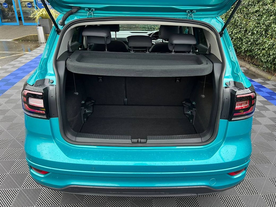 2020 Volkswagen T-Cross R-LINE 1.6 TDI // APPLE CARPLAY/ANDROID AUTO // MULTIFUNCTIONAL STEERING WHEEL // 17" ALLOYS €19,900