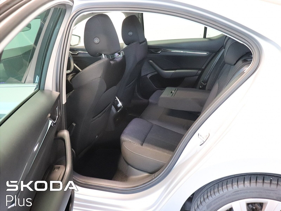 2022 Skoda Octavia - image 7