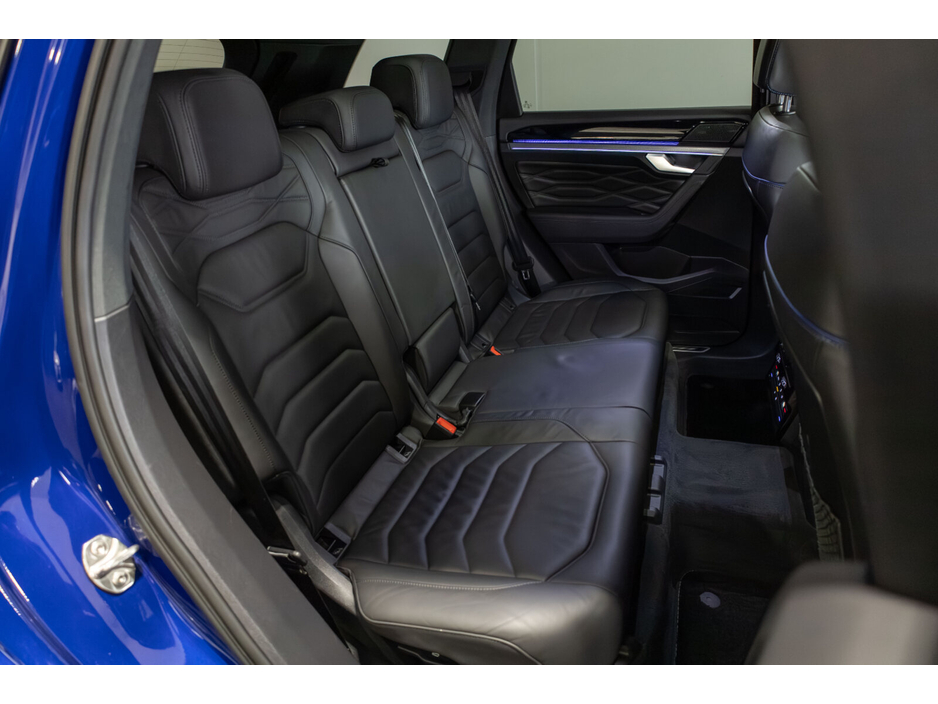 2021 Volkswagen Touareg - image 11