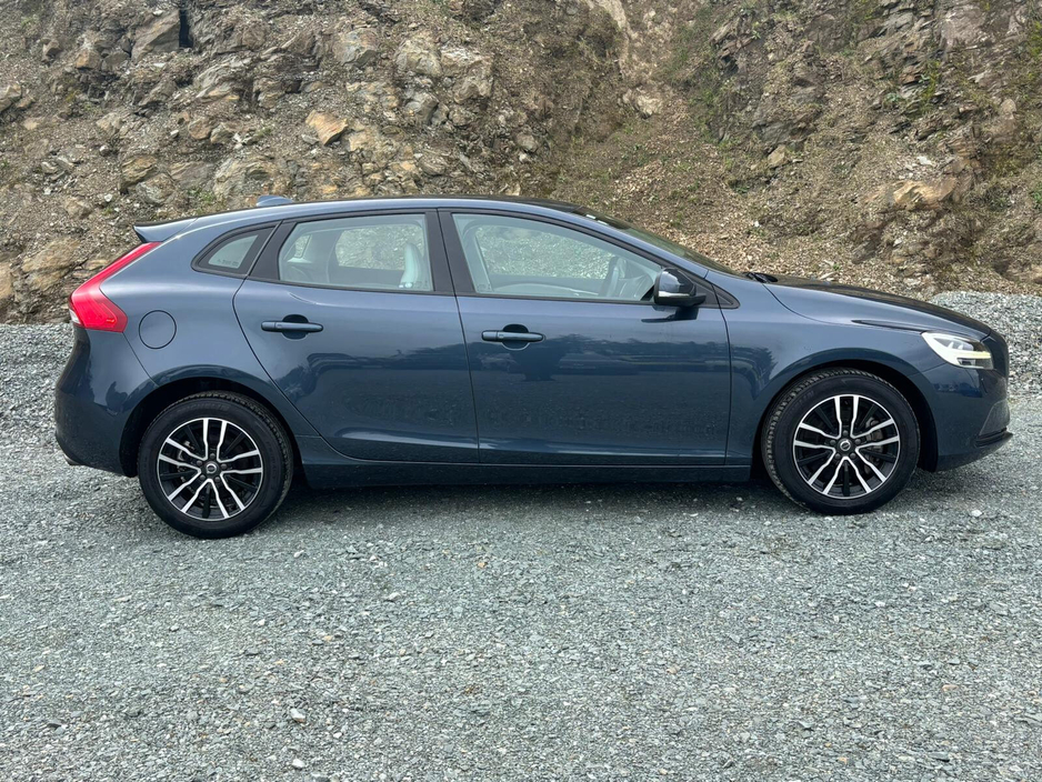 2019 Volvo V40 - image 2