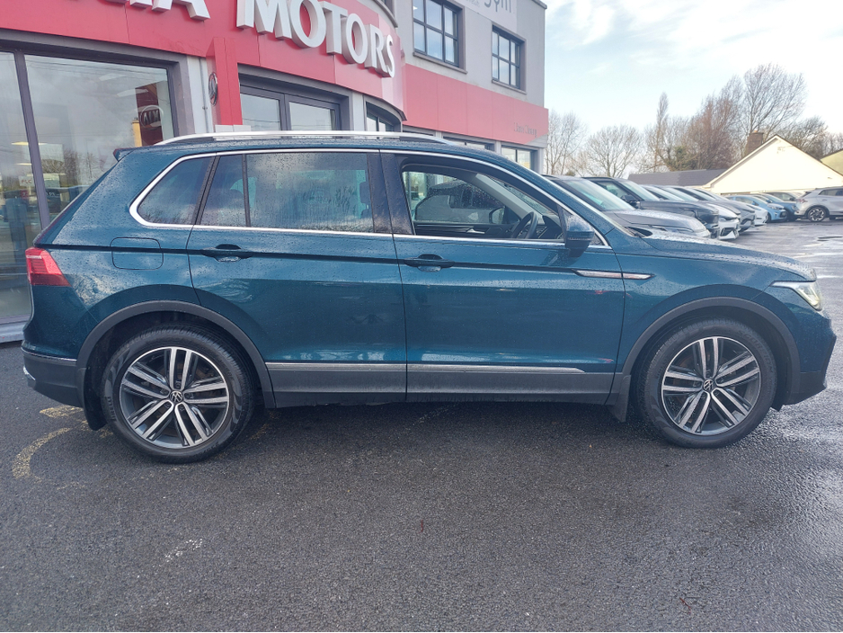 2024 Volkswagen Tiguan - image 2