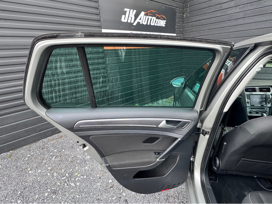 2015 Volkswagen Golf - image 16