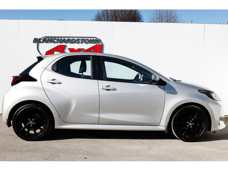 2021 Toyota Yaris - image 4