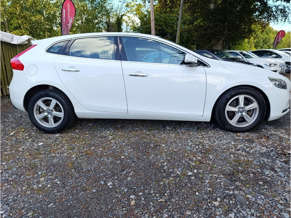 2014 Volvo V40 - image 3