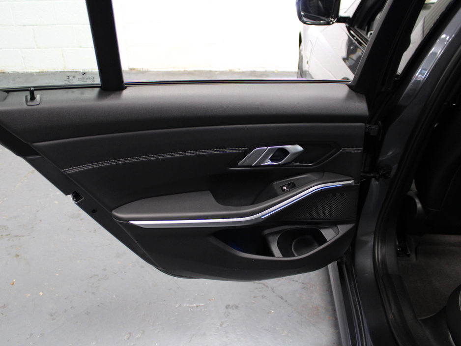 2022 BMW 3 Series - image 32