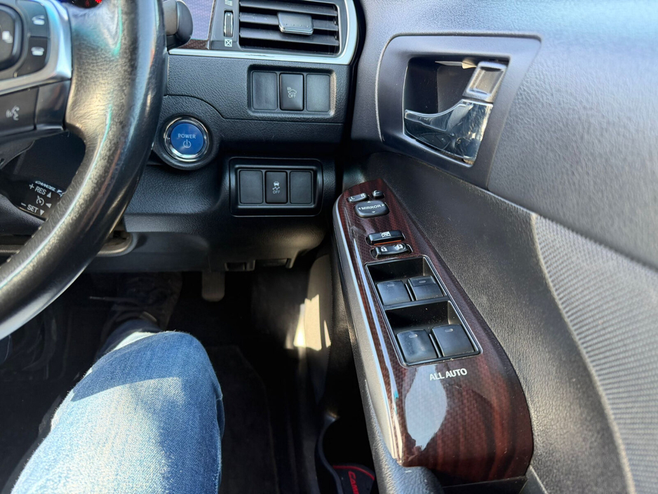 2016 Toyota Camry - image 12