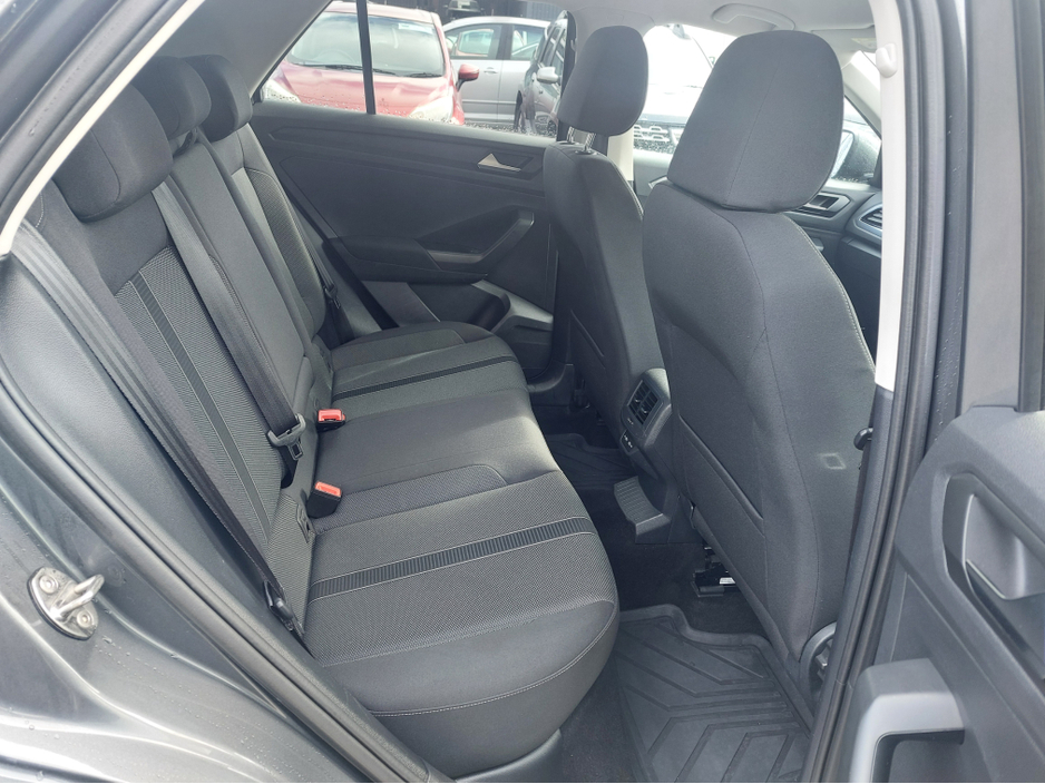 2022 Volkswagen T-Roc - image 3