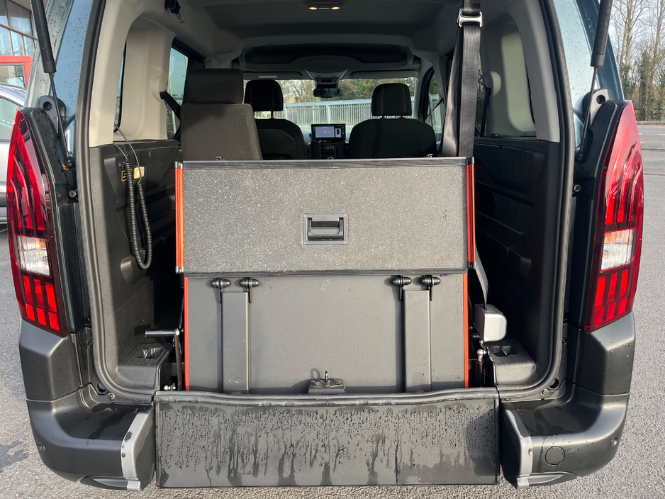 2025 Peugeot Rifter - image 9