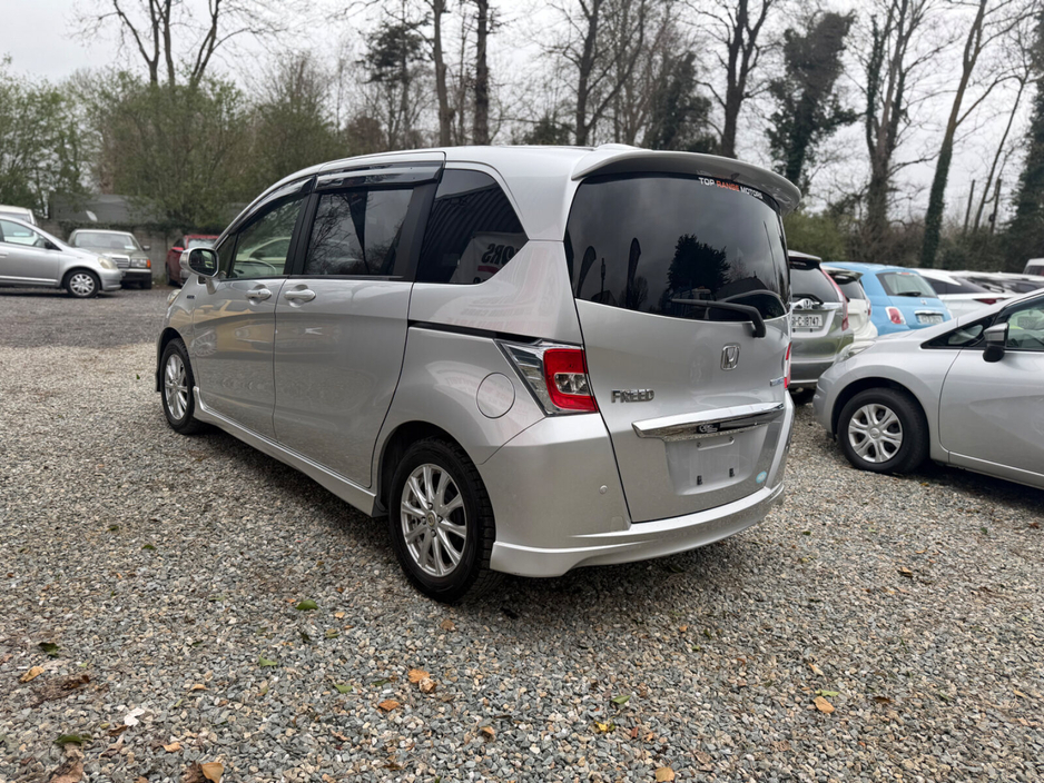 2015 Honda Freed - image 4