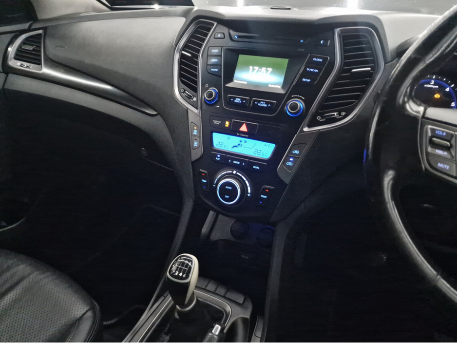 2014 Hyundai Santa Fe - image 13