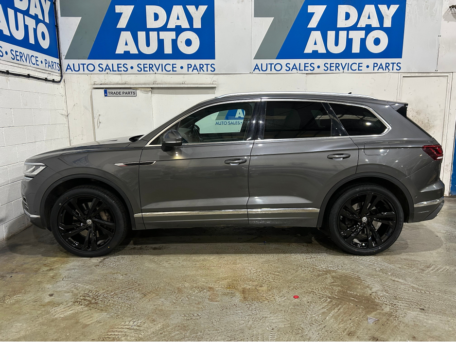 2021 Volkswagen Touareg - image 4