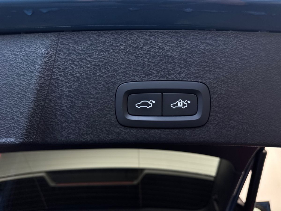 2023 Volvo XC40 - image 23