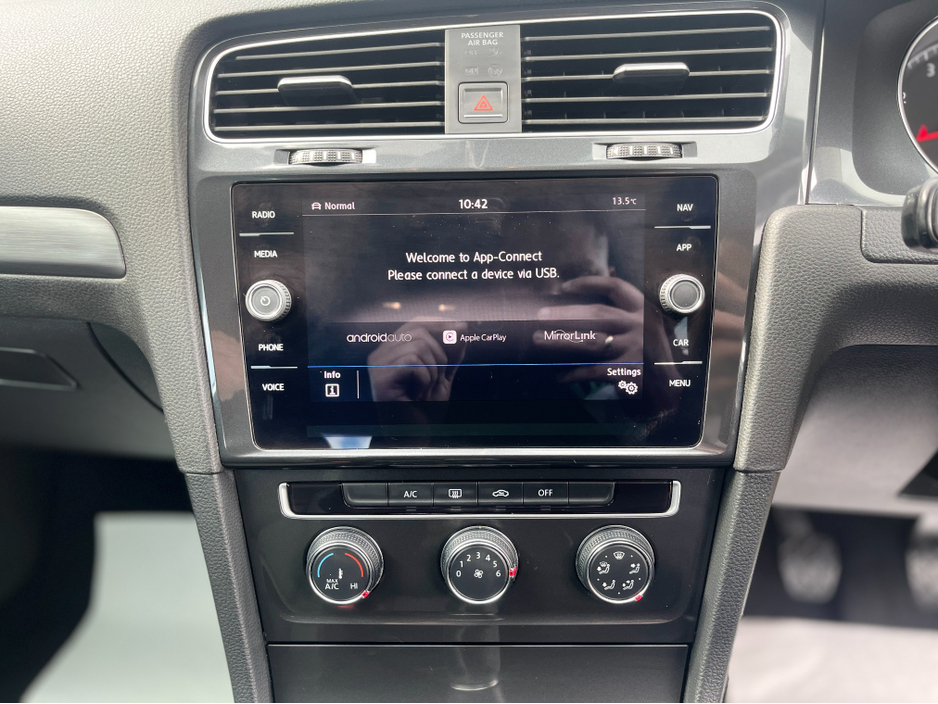 2017 Volkswagen Golf - image 16