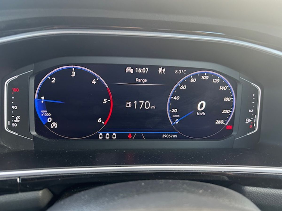 2023 Volkswagen T-Roc - image 4