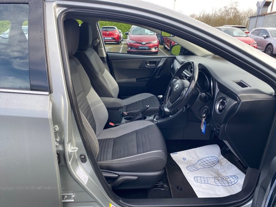 2017 Toyota Auris - image 14