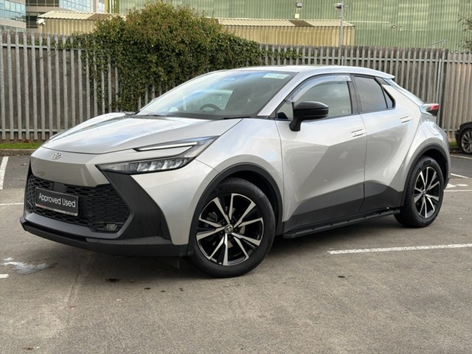 2025 Toyota C-HR SPORT PLUS SIDESTEPS & EXTRAS // HEATED SEATS // APPLE CARPLAY/ANDROID AUTO // SIDE STEPS // WIND DEFLECTORS // FULL WARRANTY €37,945
