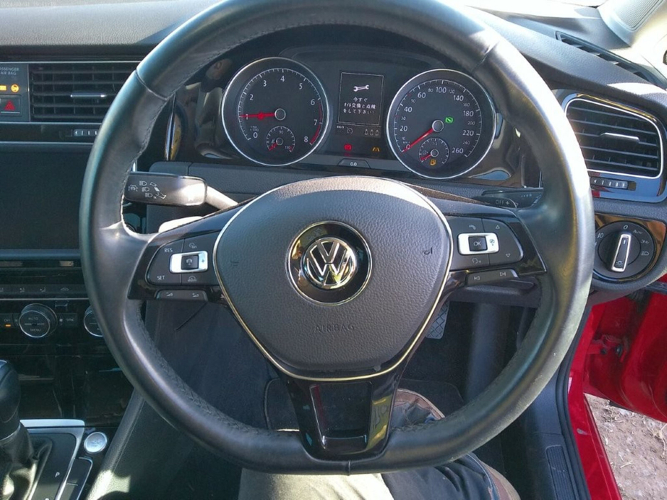 2015 Volkswagen Golf - image 5