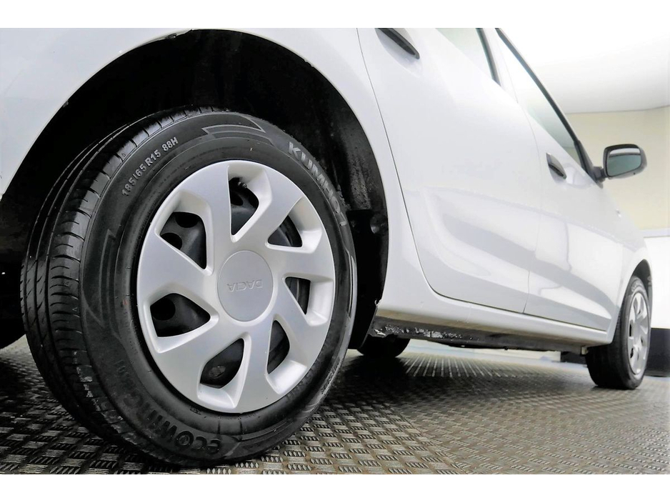 2017 Dacia Sandero - image 27