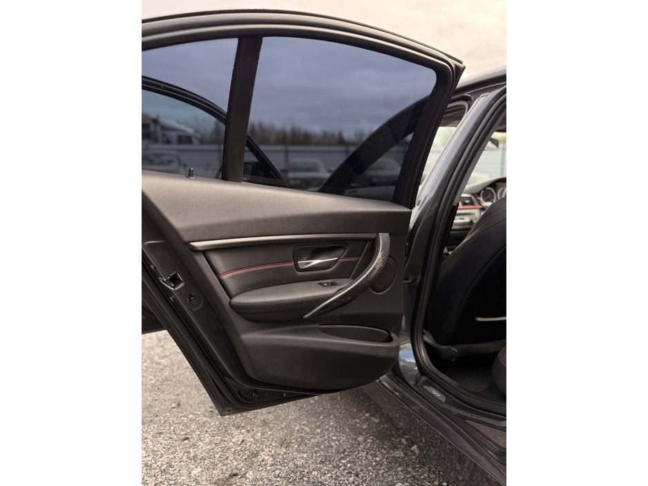 2015 BMW 3 Series - image 31