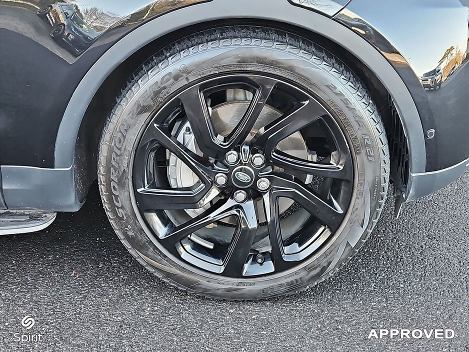 2023 Land Rover Discovery - image 9