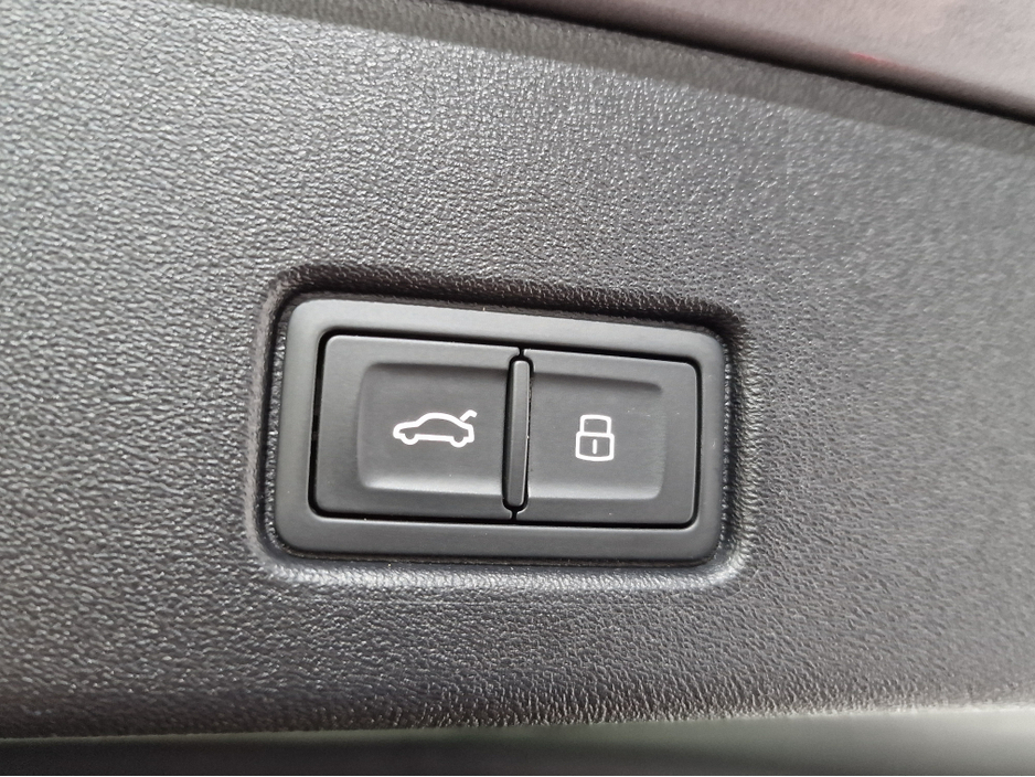 2024 Audi Q4 e-tron 45 S LINE (TECH PACK / 82KWH BATTERY) 282BHP AUTOMATIC **ONE OWNER / APPLE CARPLAY / ADAPTIVE CRUISE CONTROL / FULL LEATHER / SONOS PREMIUM SOUND / SAT NAV / REVERSE CAMERA / WIRELESS PHONE CHARGING** €43,900