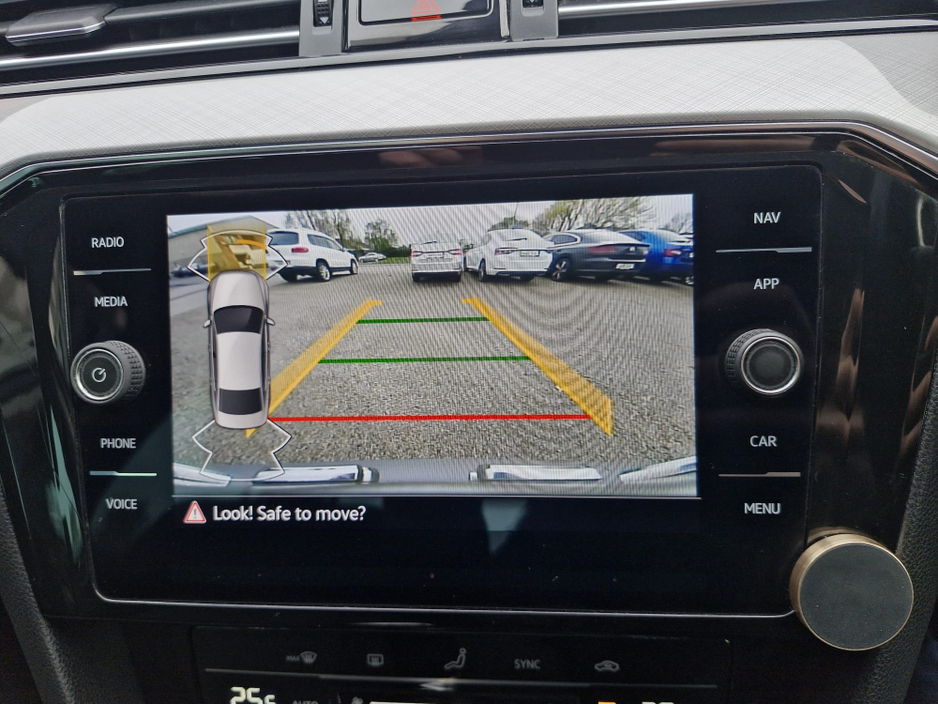 2022 Volkswagen Passat - image 21