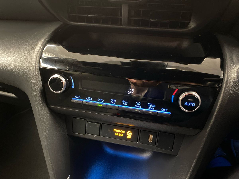 2023 Toyota Yaris - image 17