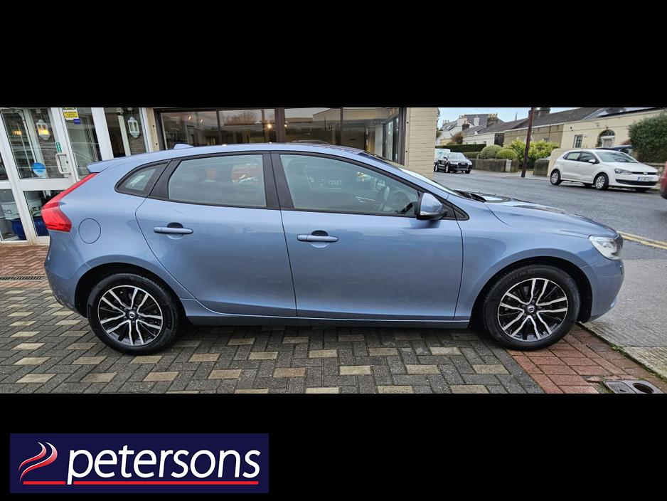 2017 Volvo V40 2.0 D2 MOMENTUM NAV + 120BHP 5DR €12,950