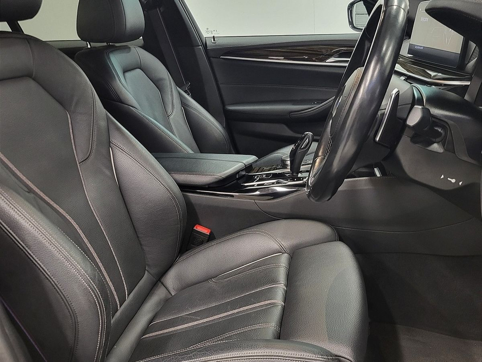 2023 BMW 5 Series - image 12