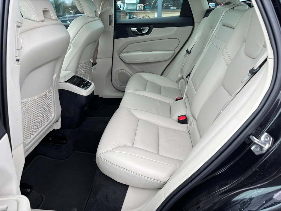 2022 Volvo XC60 B4 AWD MOMENTUM WITH EXTRAS €39,995