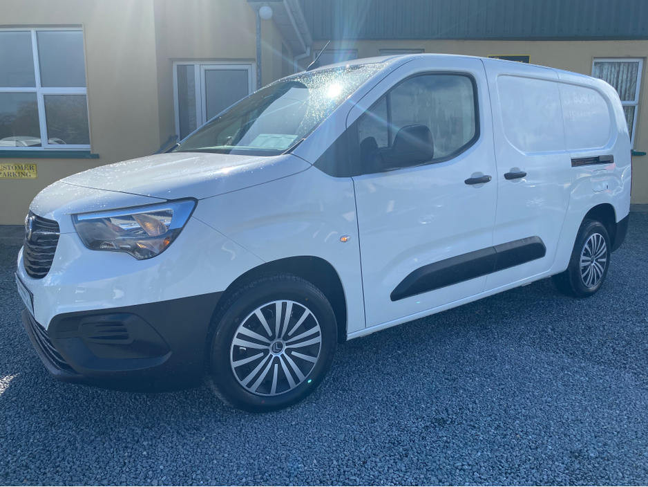 2022 Opel Combo - image 3