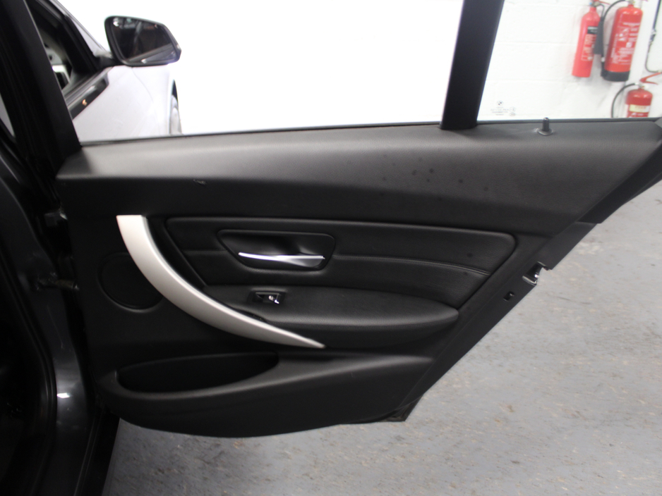 2018 BMW 3 Series - image 24