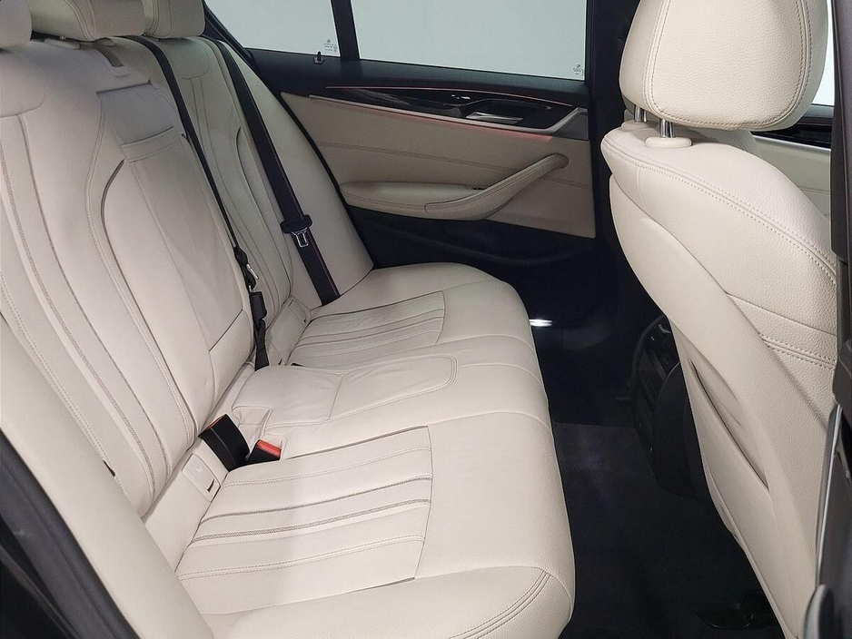 2022 BMW 5 Series - image 11