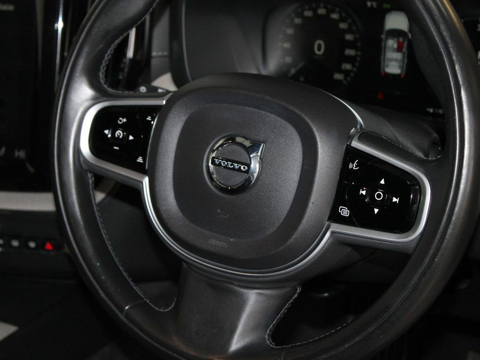 2019 Volvo XC60 - image 11