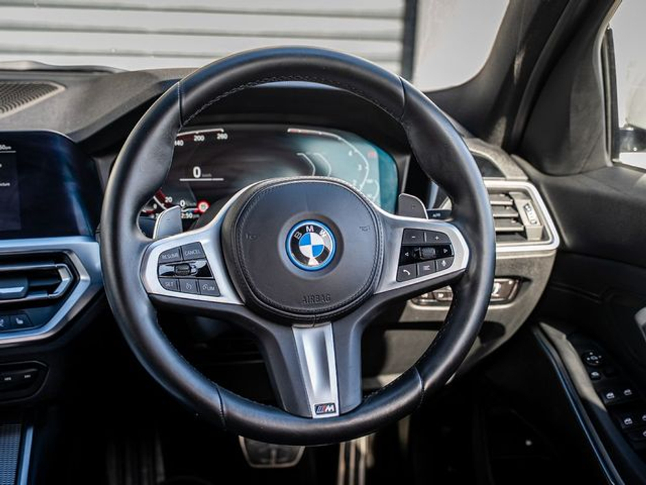 2022 BMW 3 Series - image 11