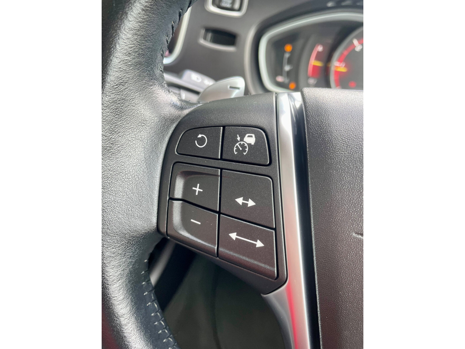 2018 Volvo V40 - image 30