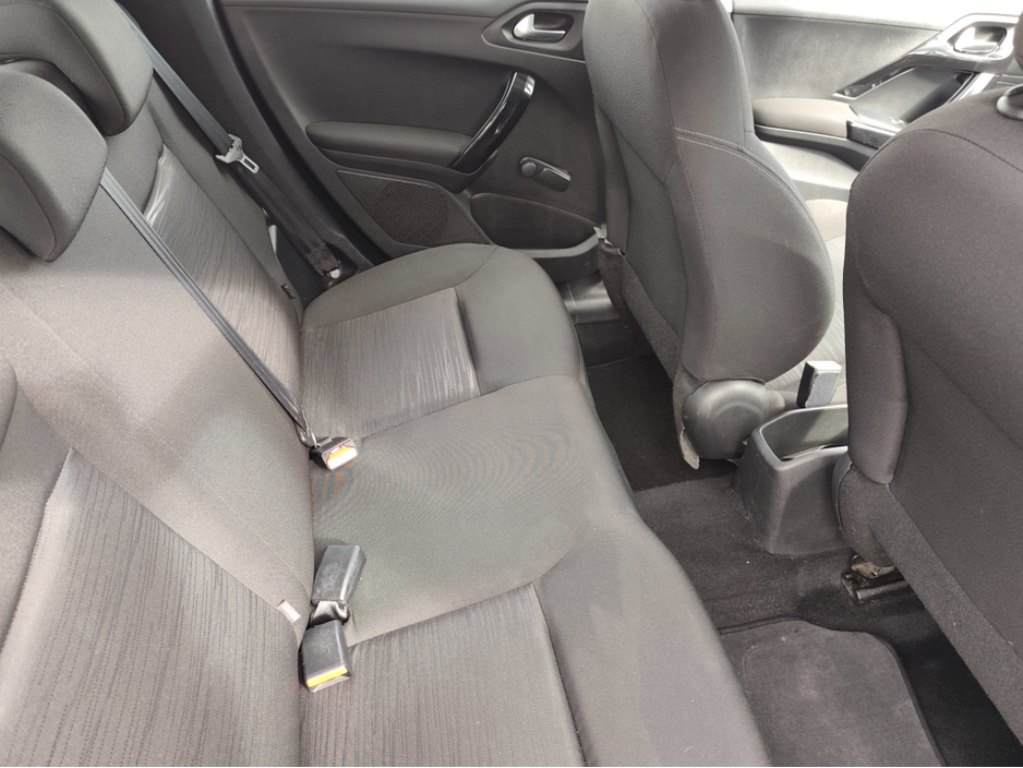 2015 Peugeot 208 - image 8