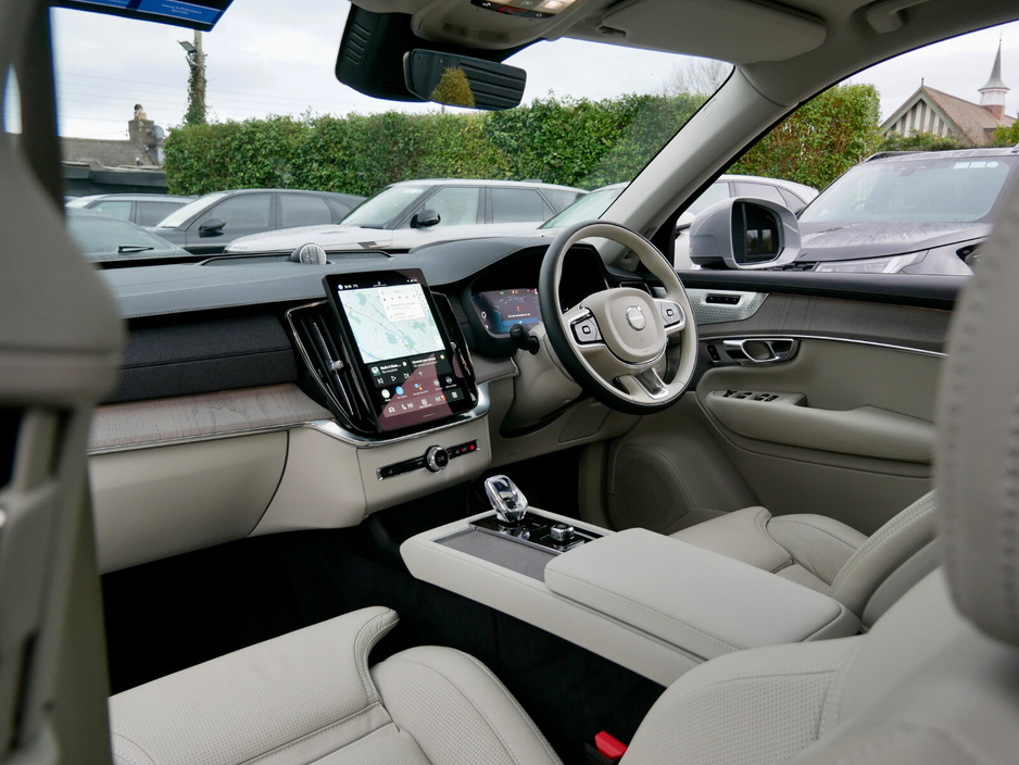 2025 Volvo XC90 T8 PHEV AWD Ultra Bright